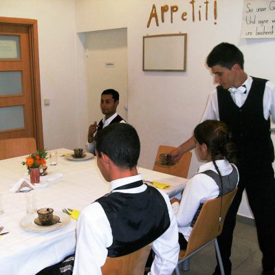 Cursuri calificare gratuite sau cu plata Ospatar (chelner) vanzator in unitati de alimentatie (24)
